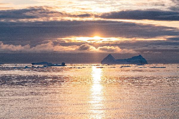 格陵蘭之仲夏：午夜太陽，冰山，鯨魚5天4晚深度之旅（雷克雅未克往返）