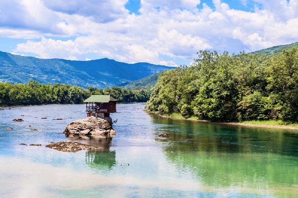 <拼小團>塞爾維亞貝爾格萊德周邊遊3天：河中小屋+木頭村+諾維薩德+戈盧巴茨要塞鐵門峽谷
